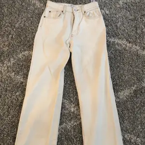 Riktigt fina vit/Begie jeans från stradivarius.            Stl: 34 ≈ xs. Köpte för 250.🤍  (köparen står för frakten!)  OBS små i storleken,🤍