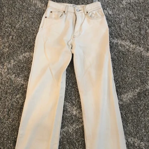Stradivarius  - Riktigt fina vit/Begie jeans från stradivarius.            Stl: 34 ≈ xs. Köpte för 250.🤍  (köparen står för frakten!)  OBS små i storleken,🤍