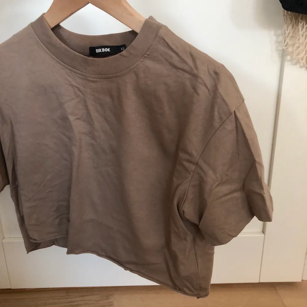 fin tröja i storlek Xs från bikbok, använd en gång. Köpt för 299kr säljer för 100kr. köparen står för frakten🤍. T-shirts.