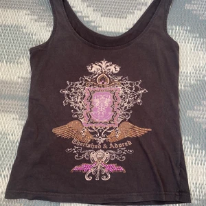 y2k linne - Säljer detta linnet med jätte fina rhinestones detaljer som påminner lite om juciy/ed hardy då det inte längre är min stil!! Tryck inte på köp nu‼️