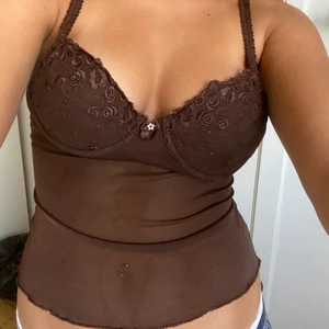 Korsett  - Superfin brun korsett, köpt för två år sen och är inte riktigt min stil längre tyvär. Sitter superfint och är helt felfri. Skulle säga att kuporna är 75b. Gratis frakt. ❤️
