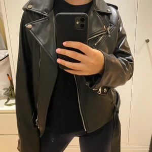 Skinn jacka - Snygg skinn jacka från zara som är i bra skick! TRYCK INTE PÅ KÖP DIREKT! (Liten i storleken)