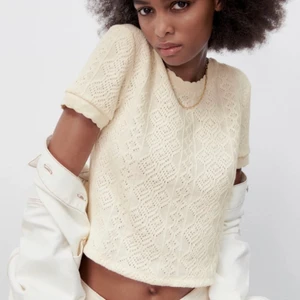 Virkad topp från zara - Säljer denna topp då den inte kommer till användning är i superfint skick. Köpt för 200 kronor