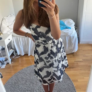 Klänning - Mönstrad klänning från vero moda! Endast använd en gång säljs på grund av lite användning, mittemellan lång klänning i storlek S. Kan frakta (köparen står för frakt) eller mötas i Stockholm🤍