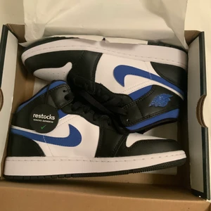 Jordans  - Intressekoll på mina helt oanvända jordans. Köpta på restocks för 2800kr. Storlek 37,5 men skulle säga att de passar både mindre och större. Kom med förslag vad ni kan tänka er betala, vill minst ha 2000kr. 