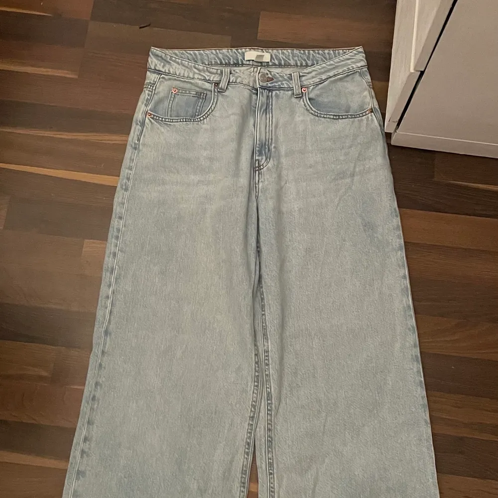 Köpte ett par ljusblåa jeans från H&M och är bara prövade, dock va jag snabb att ta av lappen. Säljer för de är alldeles för stora för mig. De är i storlek 44 så du kan ha de lågmidjat om du vill. (De är inte lågmidjade) jag är 158 och de är lite långa är. Jeans & Byxor.