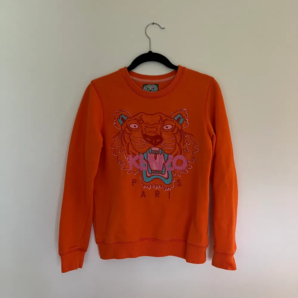 Orange Kenzo sweatshirt i stl S, tycker dock att den snarare motsvarar en stl XS. Villiga att sänka priset vid snabb affär!✨. Tröjor & Koftor.
