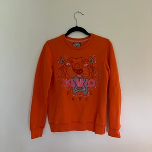 Kenzo sweatshirt orange stl S - Orange Kenzo sweatshirt i stl S, tycker dock att den snarare motsvarar en stl XS. Villiga att sänka priset vid snabb affär!✨