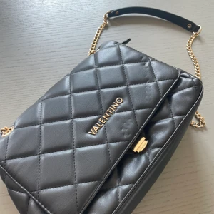 Valentino väska  - Säljer min svarta väska ifrån Valentino. Använd fåtal gånger, men med bra skick💕