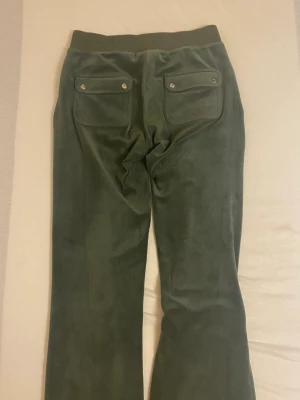 Juicy Couture - Ett par mörkgröna juicy couture byxor, har använt dom runt 7-10 gånger. Säljer pga ska köpa en annan storlek. Säljer dom för 850kr.