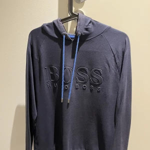 Hugo boss kofta  - En Hugo boss kofta i extremt bra skick bara använd fåtal gånger.frakta eller mötas 