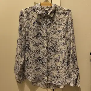 Sval och skön vit skjorta med blå blommor Litelite oversize  100% polyester 