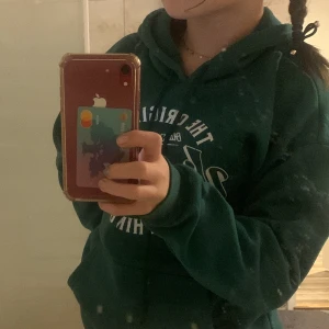 Grön hoodie - 👋 hej säljer en grön Hoodie i st Xs som jag har använt 1 gång. Den är från SHEIN. Kostar 100 kr. Passform kvinna 