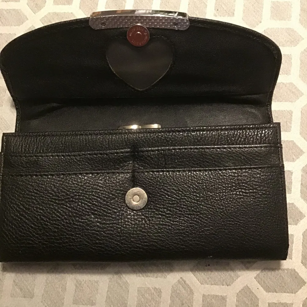 Dolce & Gabbana plånbok med knäppning  Storlek: H: 9 cm B: 3 cm L : 19 cm w: 15 cm. Väskor.