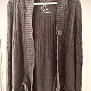 stickad kofta  - stickat grå kofta med jätte cute fickor!!