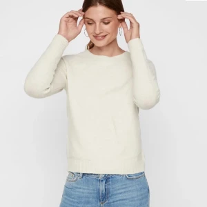 Stickad tröja  - Säljer denna stickade tröja från Vero Moda, tröjan är i helt okej skick men lite nopprig, säljer för 150 Kr🙌🏽