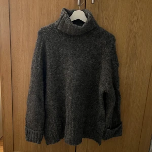 Stickad tröja från hm  - Säljer denna fina stickade tröjan från hm som tyvärr inte kommer till användning. Nästan helt oanvänd. Säljare den för 200 kr.  Använd inte köp direkt funktionen!!!