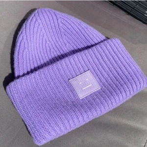 Acne mössa - Lånad bild!!!  Säljer mössan för den känns liten på mig men annars super fin. Kontakta mig privat för egna bilder❤️