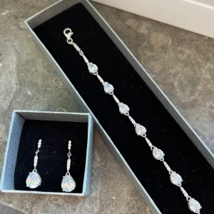 Smycken från Mood - Fint armband och örhängen i äkta silver från Mood. Om man vill köpa hela setet kostar de 500 kr, annars ligger armbandet på 400 och örhängena på 200 kr. 