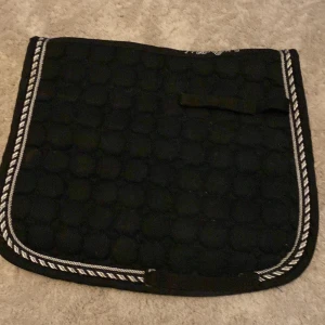 Svart schabrak - Jag säljer mitt svarta dressyrschabrak i storlek ponny, använt cirka 3 gånger och går att få tvättat innan köp! Betalning via swish! Kan fraktas eller hämtas i Uppsala!💗