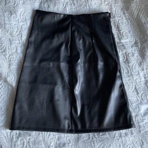 Skinnkjol  - Helt ny skinn kjol från Shein Storlek M med dragkedja
