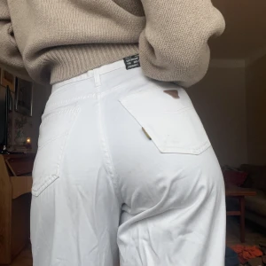 Armani jeans  - Vita vintagejeans från Armani🌸 De sitter väldigt fint runt midja/ höfter på mig som är storlek 36/38. 
