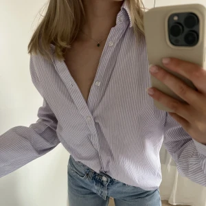 Blå/lila skjorta från H&M - Superfin lila/blå skjorta från H&M!! Man kan verkligen styla den på många sätt 💙sitter som en storlek M 