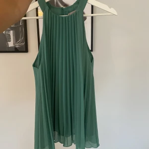 Hm grön blus - Säljer denna snygga toppen ifrån hm som endast är använd 1 gång! Kontakta vid intresse