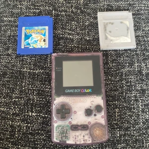 Gameboy colour (atomic purple) - Säljer nu retro Gameboy colour, med två Pokémon spel till, Pokémon blå och silver, tyvärr är klistermärket borta på det. Bakluckan är även borta, gameboyet funkar annars som det ska! 