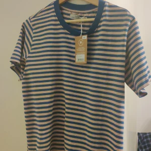 T-shirt size L - Helt ny t-shirt, randig blå och rosa fargen.