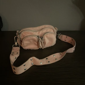 Väska - Liten smidig rosa väska från ginatricot Knappt använd