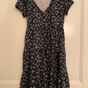 Hollister klänningar och kjol - Två klänningar och en kjol från hollister, alla i xs, oanvända Köp alla för 150kr, pris kan diskuteras 💕