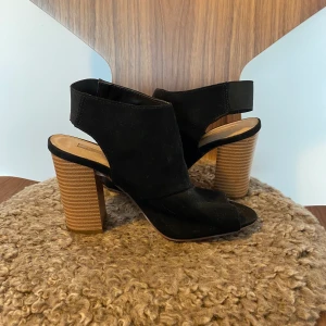 Klackarskor  - Svarta klackar med öppna tår och häl, storlek 36 från primark, helt oanvända