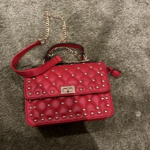 Din valentino liknande väska❤️ - Super fin väska som liknar valentino väskan med nitar. Bra skick. Möjligtvis lite missfärgningar på metallen men inte tydligt alls. Säljs då den inte används o är min stil! Hör av er vid intresse❤️ tryck inte på köp nu! På någon av mina annonser 😊