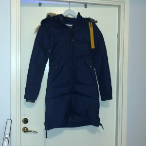 Parajumper vinterjacka  xs\s - Säljer min parajumper vinterjacka. Har knappt använt den. Det är en gammal modell. Köpte den för 9000 säljer den för 2500 lite slitet men går att fixa. Den har färgen marinblå 