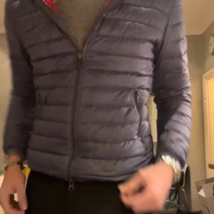 Colmarjacka - Säljer en Colmarjacka. Storlek medium. Sitter riktigt bra. Rosa liten färgfläck på riggen, synns knappt, se på bilderna. Size M. Tänker mig 900kr