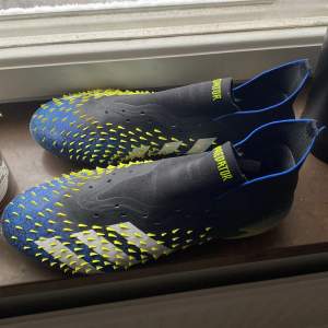 Hej! Säljer ett par jätte schyssta Adidas Predator Freak storlek 41.5. Köpte dom för 6 månader och har använt dom ish 3 gånger. Dom är jätte fräscha och det är inget problem med dom. Tveka inte att höra av dig vid frågor eller intresse. Priset är intefast