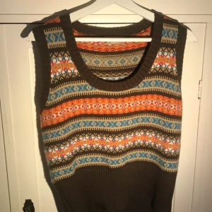 Retro mönster stickad väst  - Storlek står ”Medium 40/42”, 100% acrylic postas spårbart  Sänkt pris! :) från 99 till 49. 