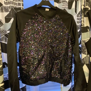 Lindex - Superfin tunn jacka med paljetter på aldrig använd då den var för liten. Storlek 170