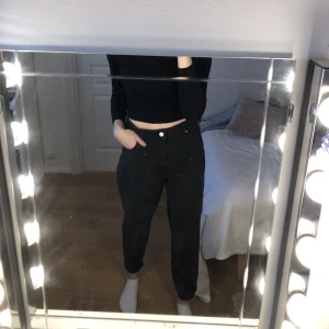 Jeans - Svarta jeans från Bikbok i baggy modell. Väldigt snygga men för korta för mig som är 172 cm