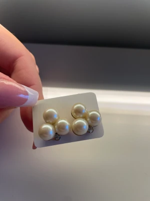 Örhängen  - Vita pärlörhängen med en liten sten under💕 Aldrig använda. Köparen står för frakten.🫶🏽 Säljer massa olika örhängen så kolla in min profil💕