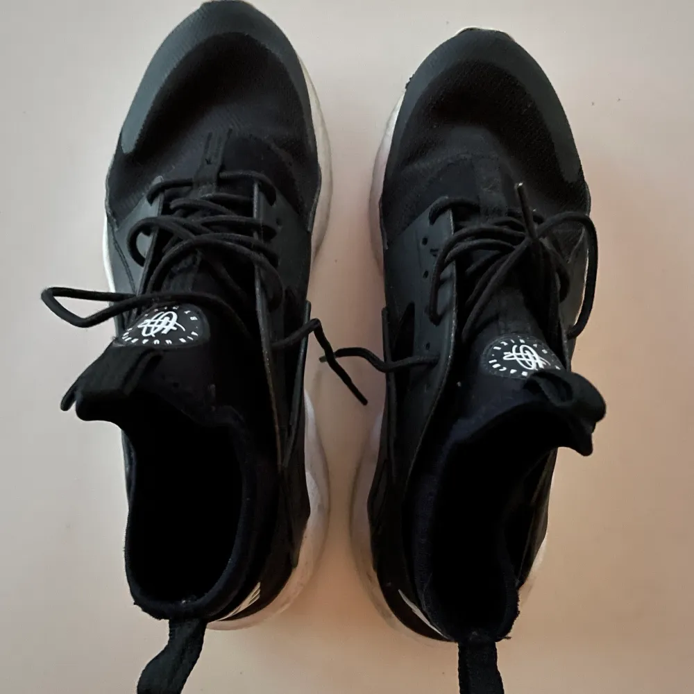 Nike Air Huarache skor i stl. EUR40/UK6/25cm säljes, använda några gånger. . Skor.