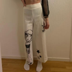 KOSTYMBYXOR - Vita kostymbyxor som vi målat på med textilfärg, tvättas i 40°. Vid intresse, skicka till oss på Instagram @nyttosnyggt.uf  Frakt ingår