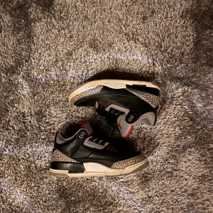 Jordan 3 black cement  - Har tänkt mig att sälja mina feta Jordans  Ganska väl använda   Skriv ifall något undras 