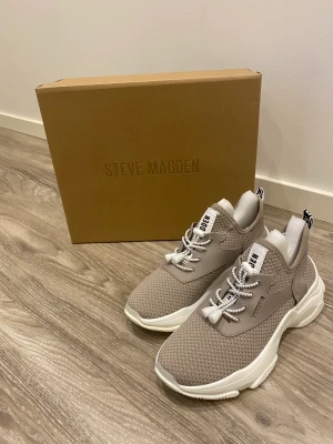 Steve Madden  - Helt nya Steve Madden skor dessa är i storlek 38 och är aldrig använda säljer då jag har ett liknande par!   Pm vid frågor 