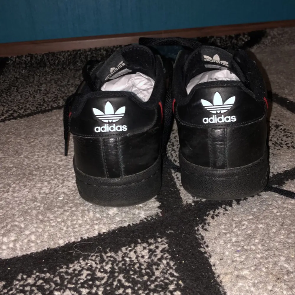 Adidas Continental 80s skor, bra skick  Kontakta för mer info. Skor.