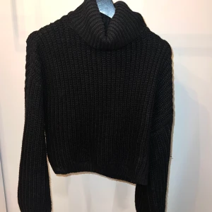 Stickad tröja  - Stickad tröja från Nakd som inte finns kvar i deras sortiment längre. Något kortare i modellen och storlek M