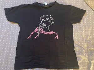 Troye Sivan 2016 konsert T-shirt  - Tröjan är väldigt sparsamt använd så den är k väldigt fint skick. Köpt när Troye spelade på grönan 2016