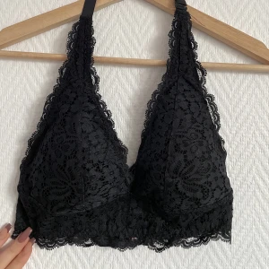 Halterneck bralette  - Super söt spets bralette, denna andvände jag som en tröja vid festligare tillfällen  Vadderad vid bysten  