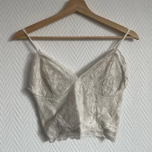 Festligt linne - Lite kortare linne i spets från bikbok Super fin men andvänds aldrig längre  Stretch så passar som S också 